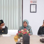 Kepala Kemenag Tuban Hj Umi Kulsum bersama jajarannya saat rapat persiapan pelaksanaan haji 2024.