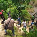 Bupati bersama BPBD dan instansi terkait meninjau tanah longsor di desa Bence, kecamatan Kedungjajang.