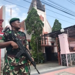 Anggota TNI Bataliyon 511/ DY nampak bersiaga di depan gereja.