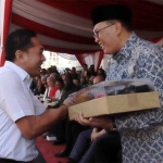 Ketua DPRD Kota Pasuruan H. Ismail M. Hasan, menyerahkan cinderamata kepada Wali Kota Bandung Oded Muhammad Danial.
