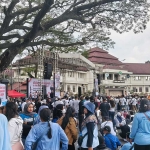Aksi damai mendukung program MBG di Malang.