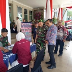 Brigjen TNI Dr. Triadi Murwanto, Komandan Poltekad bersama Walikota Batu Nurochman saat meninjau kegiatan pemeriksaan kesehatan gratis sebelum dilakukan donor darah. (Ist)
