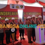 Kapolda Jaitm, Irjen Pol Imam Sugianto, saat membuka pembangunan RS Bhayangkara di Jombang. Foto: AAN AMRULLOH/BANGSAONLINE