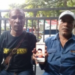 Yusuf Jami (45), ayah korban ketika mengadu di markas Komunitas Wartawan Gresik. foto: SYUHUD/ BANGSAONLINE