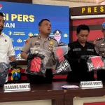 Kapolres Tuban AKBP Alaiddin didampingi Kasatreskrim dan Kasi Humas saat acara konferensi pers terkait kasus pengeroyokan yang terjadi di Desa Sidoasri, Kecamatan Kenduruan.