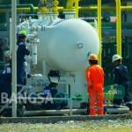 para pekerja sedang melakukan pembenahan pipa di Pad A JOB PPEJ beberapa waktu lalu. foto: eki nurhadi/ BANGSAONLINE