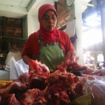 Salah satu penjual daging sapi di pasar Kota Bojonegoro. foto: EKY NURHADI/ BANGSAONLINE