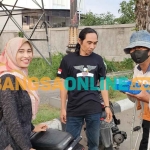 Relawan Sahabat Indonesia Bersatu saat membagikan takjil kepada penyandang disabilitas. Foto: MUJI HARJITA/BANGSAONLINE