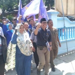 Alham M. Ubay (berkopyah), ketua DPC Partai Nasdem Kabupaten Bojonegoro didampingi pendukungnya usai mendeklarasikan diri sebagai Bacawabup. foto: EKY NURHADI/ BANGSAONLINE