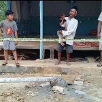 Lokasi sumur di rumah Sulaiman diberi garis polisi agar masyarakat tidak mendekat.