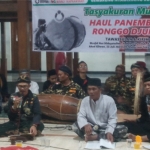 Kesenian Gembrung yang dimainkan oleh anggota seni Gembrung Nyawijining Roso.