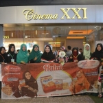 Kokola Halal Bersama ratusan anggota Komunitas ODOJ saat NGOVIE film Ayat-Ayat Cinta 2di XXI Cinema Transmart Rungkut Surabaya.