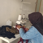 CSR berupa alat jahit saat digunakan oleh warga Giligenting