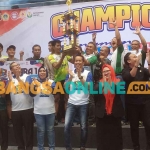 Wakapolres Gresk, Kompol Erika Purwana Putra, bersama Wakil Bupati Gresik, Aminatun Habibah, dan para pejabat lainnya saat foto bersama tim bola voli putra Wringinanom. Foto: SYUHUD/BANGSAONLINE