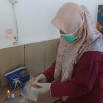 Petugas  dari Satgas MBG Kota Kediri saat mengambil sampel makanan yang diduga menjadi penyebab keracunan siswa. (Ist). 