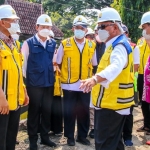 
Menteri PUPR, Basuki Hadimuljono saat meninjau perbaikan jembatan.