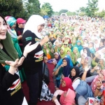 Ketua umum PP Muslimat NU Khofifah Indar Parawansa didampingi Arumni Bachsin saat menyapa ribuan muslimat NU Kabupaten Kediri. foto: ARIF K/ BANGSAONLINE
