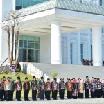 Sejumlah Pejabat Pemkab Pasuruan saat foto bersama di depan kantor bupati.