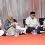 Keterangan foto dari kiri: Wakil Bupati Kediri, Dewi Mariya Ulfa; Eriani Annisa Hanindhito bersama Bupati Kediri, Hanindhito Himawan Pramana, dan Sekda, M. Solikin, saat mengikuti khataman dan doa bersama.