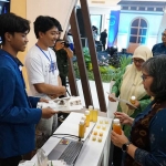 Pj Wali Kota Kediri Zanariah saat menyaksikan Pameran Inovasi Teknologi (Inotek) 2024 bersama Ketua DPRD Kota Kediri, Firdaus. Foto: Ist.