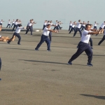 Prajurit dan PNS di Koarmada II olahraga sambil berjemur untuk menjaga daya tahan tubuh.