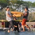 Dua ibu-ibu saat beraksi di lomba Gebuk Guling di Dukuh Sumberjo, Desa Ringinagung, Magetan, Rabu (19/8).