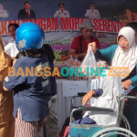 Warga saat berbelanja di pasar murah di depan TMP Kota Kediri (foto: MUJI HARJITA/BANGSAONLINE.com)