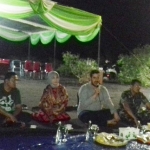 Wali Kota Probolinggo Hadi Zainal Abidin saat acara serasehan di Pantai Permata bersama jurnalis dan sejumlah komunitas, Sabtu (22/2) malam.