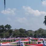 Siswa-siswi kelas 1 Madrasah Aliyah Negeri (MAN) Kota Blitar saat membentangkan bendera Merah Putih sepanjang 520 meter.