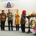 Gubernur Jawa Timur Khofifah Indar Parawansa menabuh gong saat membuka Surabaya International Jewellery Fair 2019 (SIJF) di Shangri-La Hotel Surabaya, Kamis (17/10/2019). foto: Istimewa/ BANGSAONLINE.com