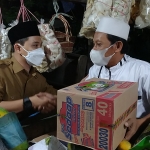 Wakil Bupati Mojokerto Muhammad Al-Barra (Gus Bara) turun ke kampung-kampung. Ia membagikan beras dan mie instan kepada para pedagang kali lima di jalan raya di wilayah Kecamatan Ngoro Mojokerto, Senin (12/7/2021) malam. Foto: mma/bangsaonline.com