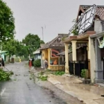 Kondisi sejumlah rumah yang terkena angin kencang di Sumobito.