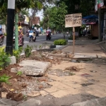 Kondisi trotoar di salah satu titik jalan Panglima Sudirman yang rusak.