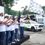 SVP Sekretaris Perusahaan Petrokimia Gresik, Adityo Wibowo, mewakili Dirut Petrokimia Gresik, Dwi Satriyo Annurogo (paling kanan), memberangkatkan mudik bersama. (Ist)