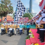 Gubernur Khofifah saat melepas keberangkatan Tim Relawan Tali Asih. Foto: DEVI FITRI AFRIYANTI/BANGSAONLINE