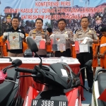 Kapolres Bangkalan AKBP Rama Samtama Putra menunjukkan surat-surat kendaraan bermotor hasil kejahatan. 