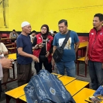 Evakuasai jenazah seorang pria berinisial KFS (51), warga Kedung Anyar, Kecamatan Sawahan, Surabaya, di Waru, Sidoarjo.