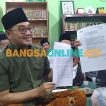 KH Abdus Salam Sohib yang juga menjadi Wakil Ketua PWNU Jawa Timur bersama para pengurus saat menunjukkan somasi kedua untuk PBNU. Foto: AAN AMRULLOH/BANGSAONLINE