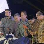 Menristekdikti Prof. M. Nasir Ph.d bersama Pakde Karwo dan Kepala Disbudpar Jatim Jarianto saat membuka acara.   