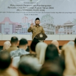 ILUSTRASI: Bupati Gresik Fandi Akhmad Yani saat memaparkan RKPD 2024 di hadapan pejabat, beberapa waktu lalu. Foto: SYUHUD/ BANGSAONLINE