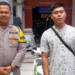 Polsek Tambaksari saat mengembali motor hasil curian yang berhasil ditangani kepada pemiliknya.