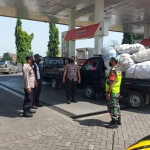 Petugas Polres Gresik saat patroli di SPBU. foto: SYUHUD/ BANGSAONLINE