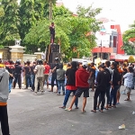 Ratusan juru parkir saat menggelar demo di DPRD Gresik. Foto: SYUHUD/ BANGSAONLINE.