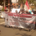 Helmi Rosyadi saat memimpin longmarch demo menuju ke kantor DPRD Banyuwangi.
