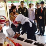 Khofifah berziarah di makam salah satu pendiri organisasi Budi Utomo, dr. Soetomo di Jl. Raya Bubutan, Surabaya, Senin (20/5). foto: ist