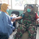 Personel Kodim Tipe A 0830/Surabaya Utara saat menyumbangkan darahnya guna memenuhi stok PMI.