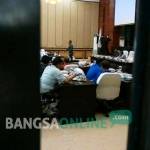 Sejumlah peserta rapat Banggar dan Timgar saat tiba di ruang paripurna DPRD.
foto: RONY S/ BANGSAONLINE