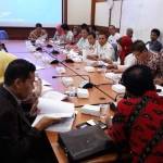 Komisi D ketika pendalaman program SKPD pelayanan publik di RPJMD 2016-2021. (foto: syuhud/ BANGSAONLINE)