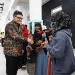 Bupati Kediri Hanindhito Himawan Pramana saat menyalami warganya. (Ist)