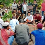 Proses pemakaman korban di TPU Jl. Simoangin-angin, Wonoayu. 